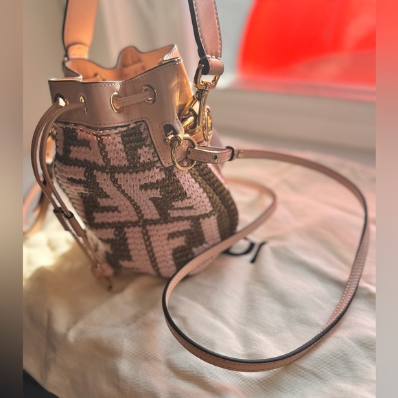 FENDI Raffia Vitello Crochet Mini Mon Tresor Bucket Bag Natural Light Rose - Picture 7 of 10